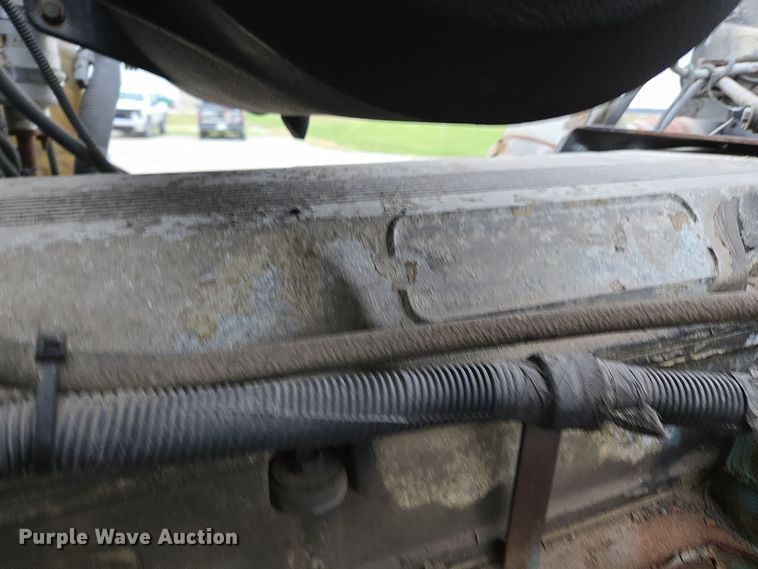 image for item EE7942 1999 Peterbilt 377 fertilizer delivery truck