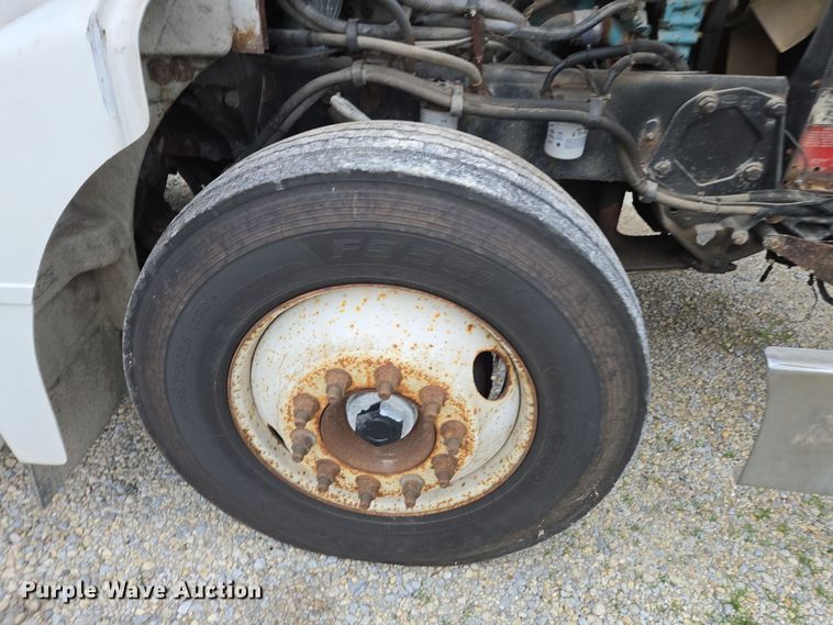 image for item EE7942 1999 Peterbilt 377 fertilizer delivery truck