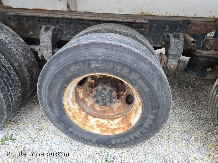 image for item EE7942 1999 Peterbilt 377 fertilizer delivery truck