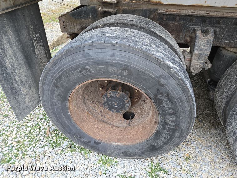 image for item EE7942 1999 Peterbilt 377 fertilizer delivery truck