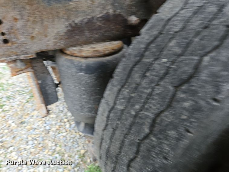 image for item EE7942 1999 Peterbilt 377 fertilizer delivery truck