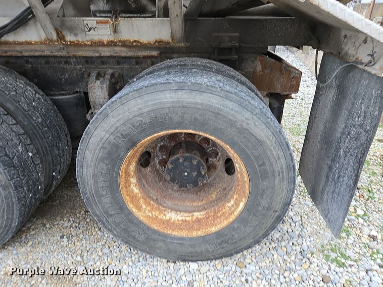 image for item EE7942 1999 Peterbilt 377 fertilizer delivery truck