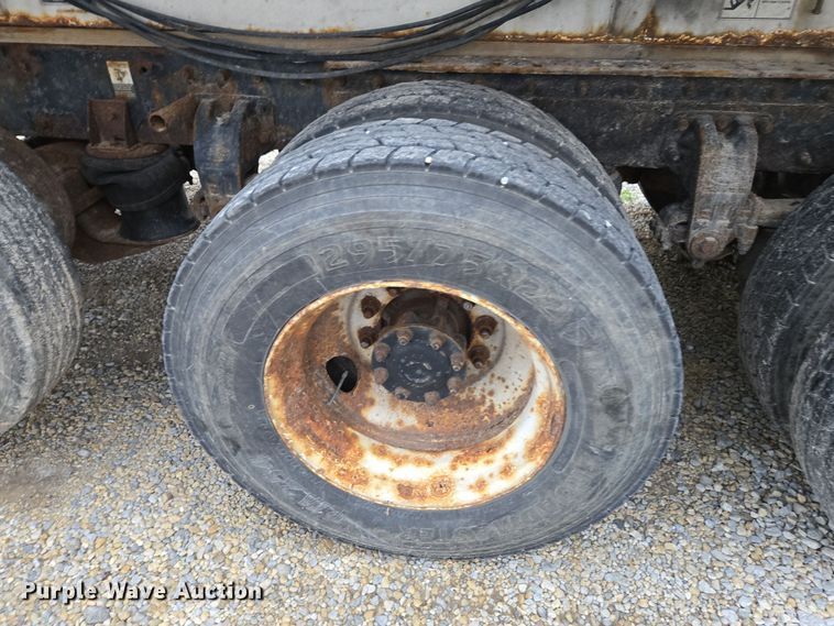 image for item EE7942 1999 Peterbilt 377 fertilizer delivery truck