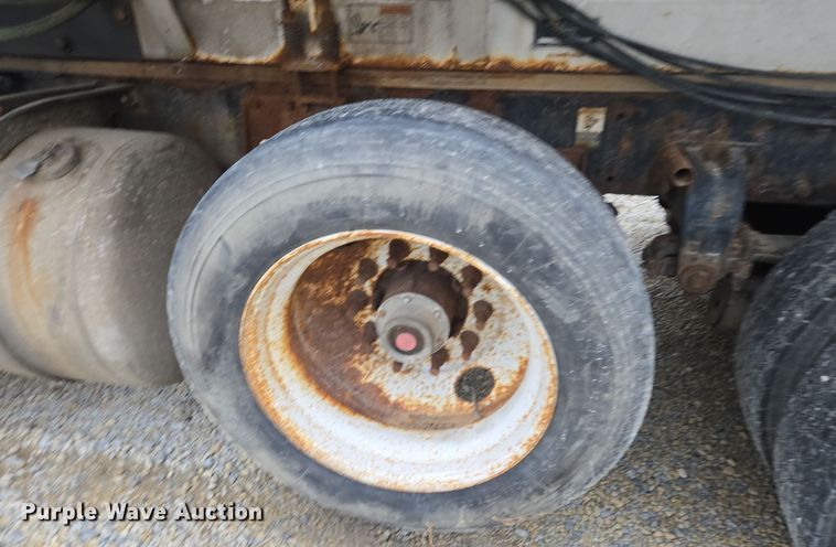 image for item EE7942 1999 Peterbilt 377 fertilizer delivery truck