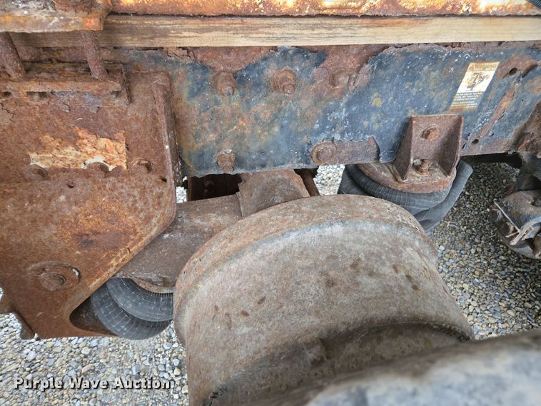 image for item EE7942 1999 Peterbilt 377 fertilizer delivery truck