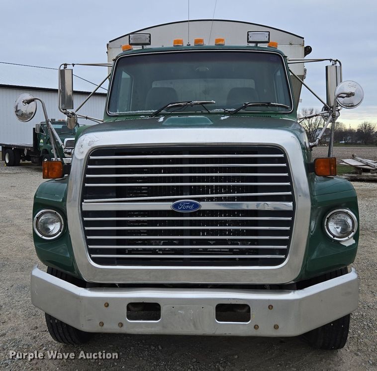 image for item EE7946 1995 Ford L8000 fertilizer delivery truck
