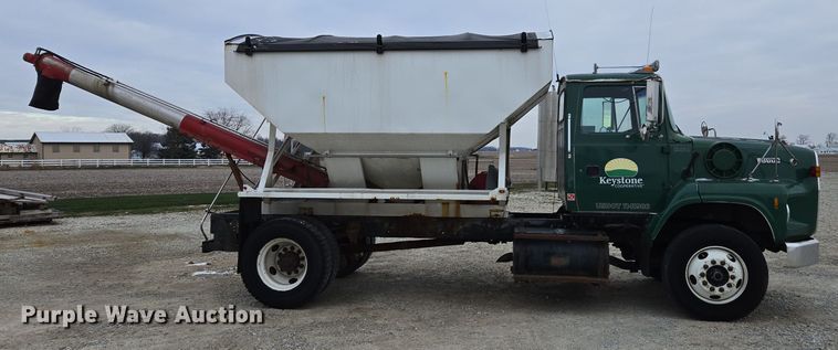 image for item EE7946 1995 Ford L8000 fertilizer delivery truck