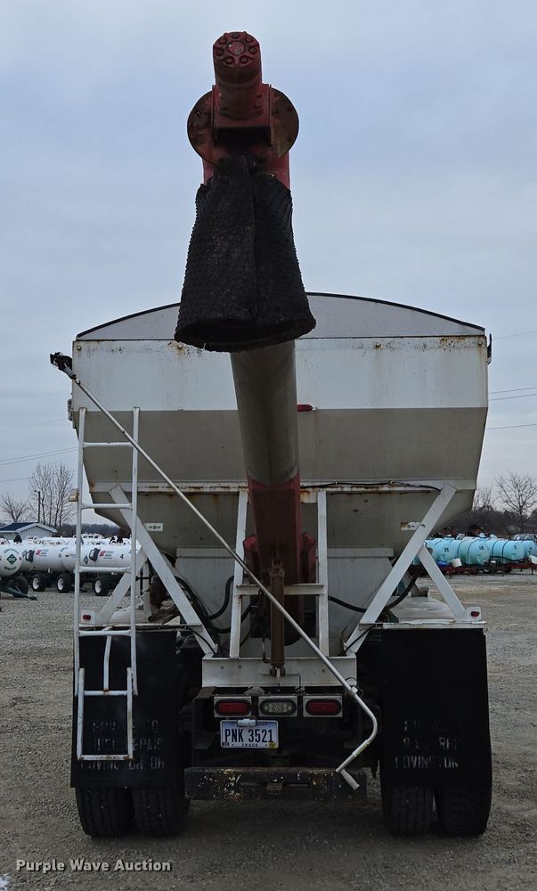 image for item EE7946 1995 Ford L8000 fertilizer delivery truck