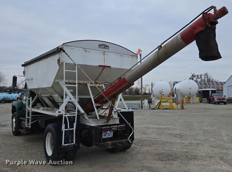 image for item EE7946 1995 Ford L8000 fertilizer delivery truck