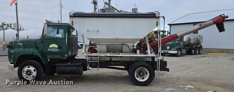 image for item EE7946 1995 Ford L8000 fertilizer delivery truck