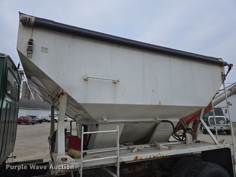 image for item EE7946 1995 Ford L8000 fertilizer delivery truck