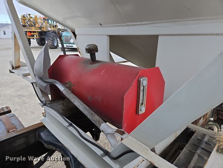 image for item EE7946 1995 Ford L8000 fertilizer delivery truck