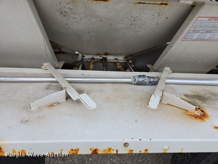 image for item EE7946 1995 Ford L8000 fertilizer delivery truck