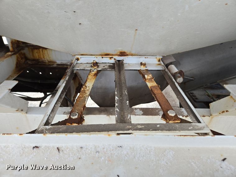 image for item EE7946 1995 Ford L8000 fertilizer delivery truck