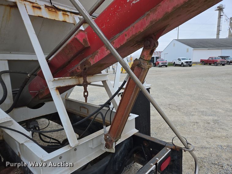 image for item EE7946 1995 Ford L8000 fertilizer delivery truck