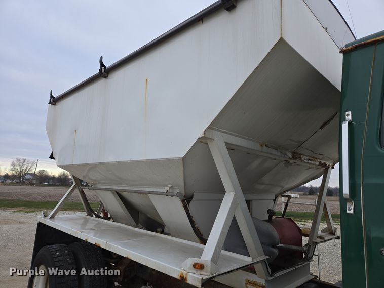 image for item EE7946 1995 Ford L8000 fertilizer delivery truck