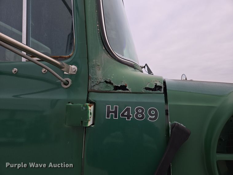 image for item EE7946 1995 Ford L8000 fertilizer delivery truck