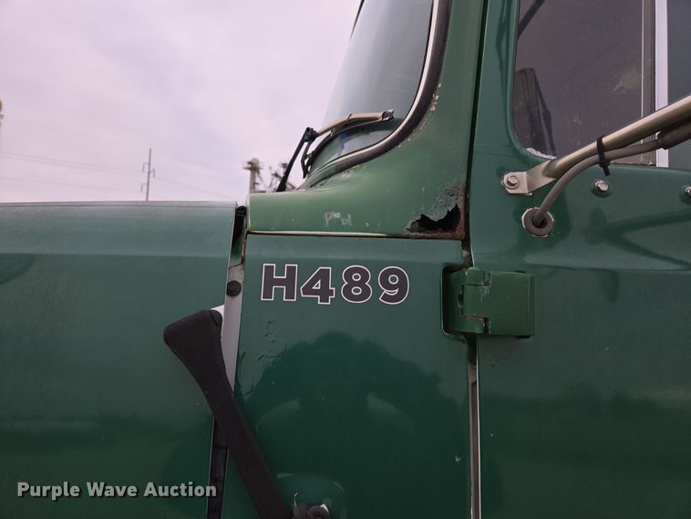 image for item EE7946 1995 Ford L8000 fertilizer delivery truck