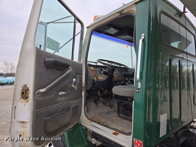 image for item EE7946 1995 Ford L8000 fertilizer delivery truck