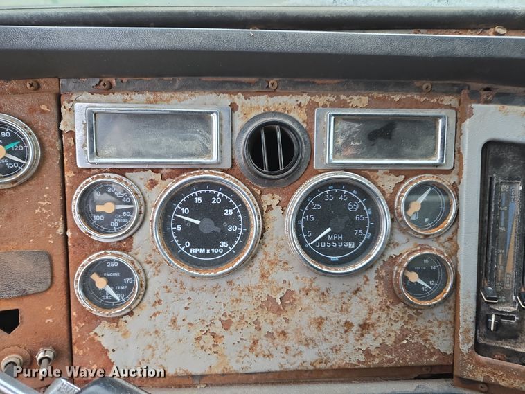 image for item EE7946 1995 Ford L8000 fertilizer delivery truck