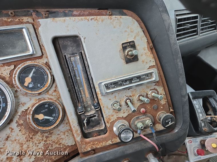 image for item EE7946 1995 Ford L8000 fertilizer delivery truck