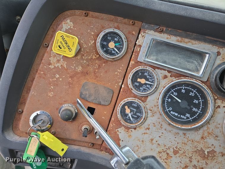 image for item EE7946 1995 Ford L8000 fertilizer delivery truck