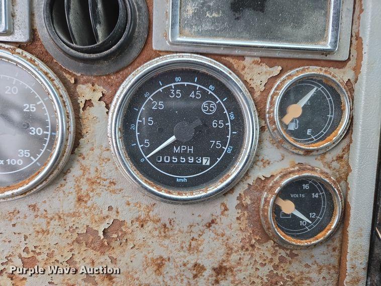 image for item EE7946 1995 Ford L8000 fertilizer delivery truck