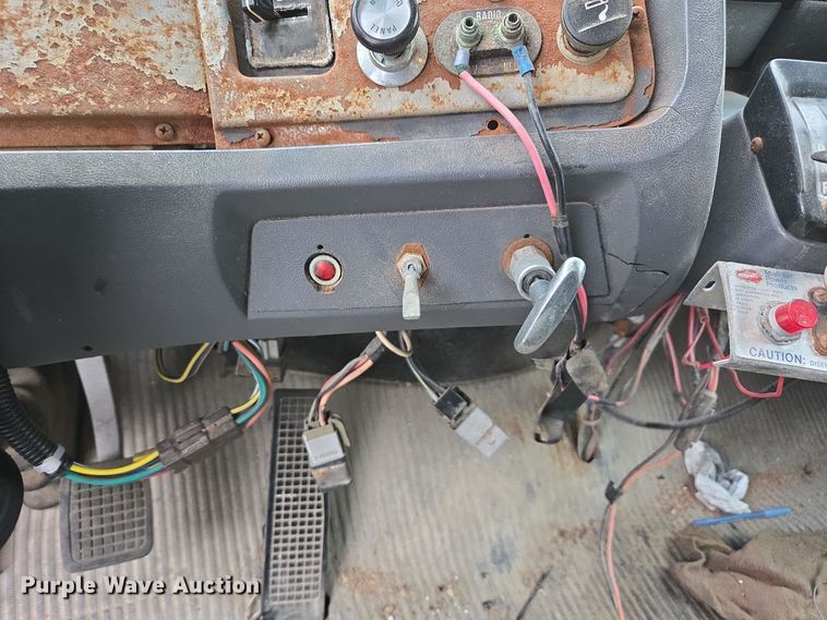 image for item EE7946 1995 Ford L8000 fertilizer delivery truck