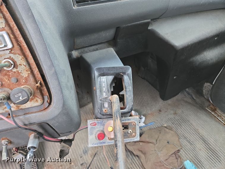 image for item EE7946 1995 Ford L8000 fertilizer delivery truck