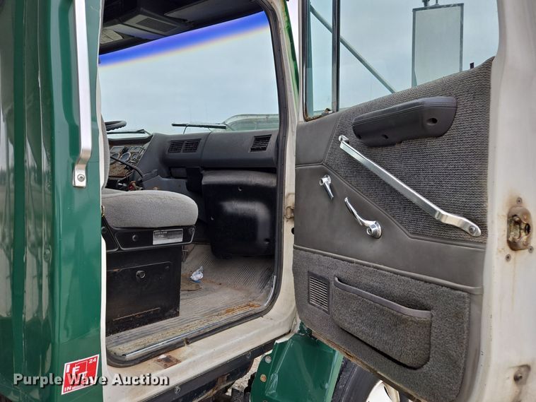 image for item EE7946 1995 Ford L8000 fertilizer delivery truck