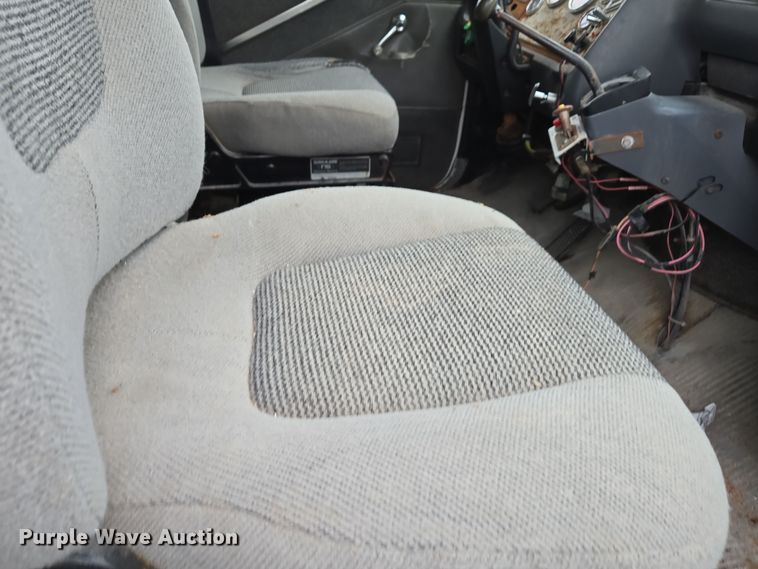 image for item EE7946 1995 Ford L8000 fertilizer delivery truck