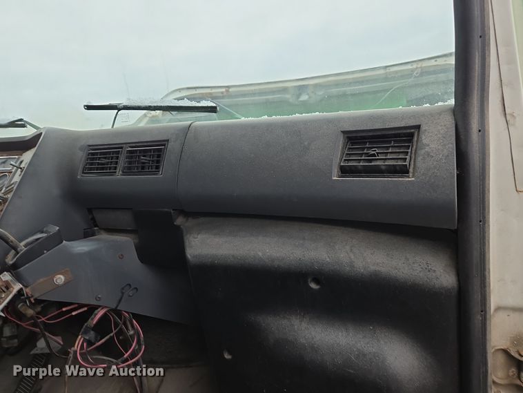 image for item EE7946 1995 Ford L8000 fertilizer delivery truck