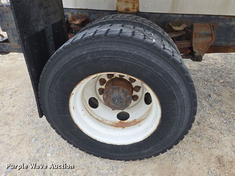 image for item EE7946 1995 Ford L8000 fertilizer delivery truck