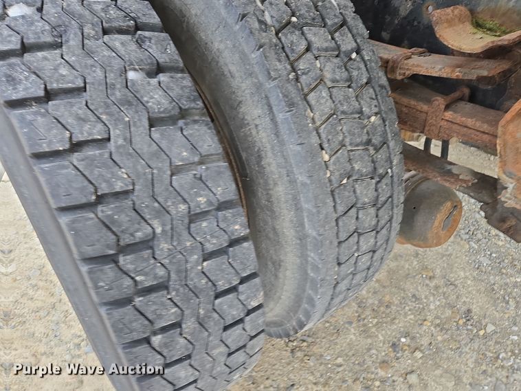 image for item EE7946 1995 Ford L8000 fertilizer delivery truck