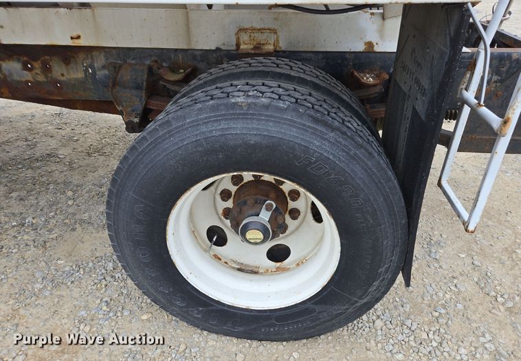 image for item EE7946 1995 Ford L8000 fertilizer delivery truck