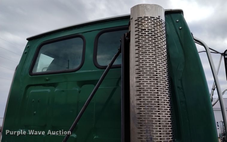 image for item EH0081 2006 Sterling  AT9500 truck cab and chassis