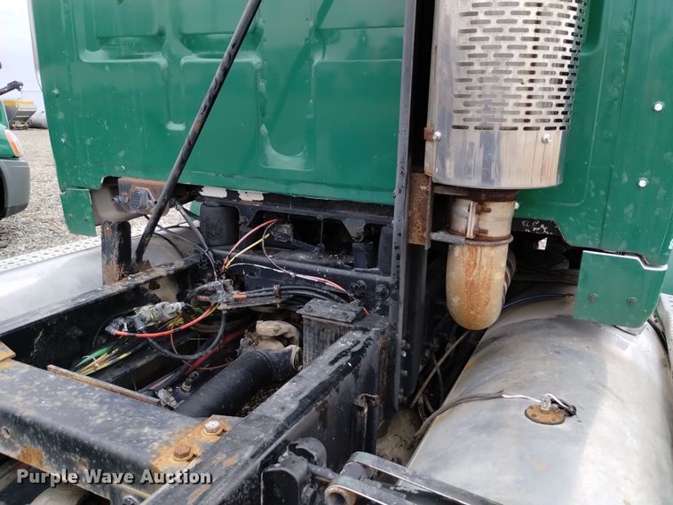 image for item EH0081 2006 Sterling  AT9500 truck cab and chassis