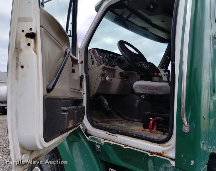 image for item EH0081 2006 Sterling  AT9500 truck cab and chassis