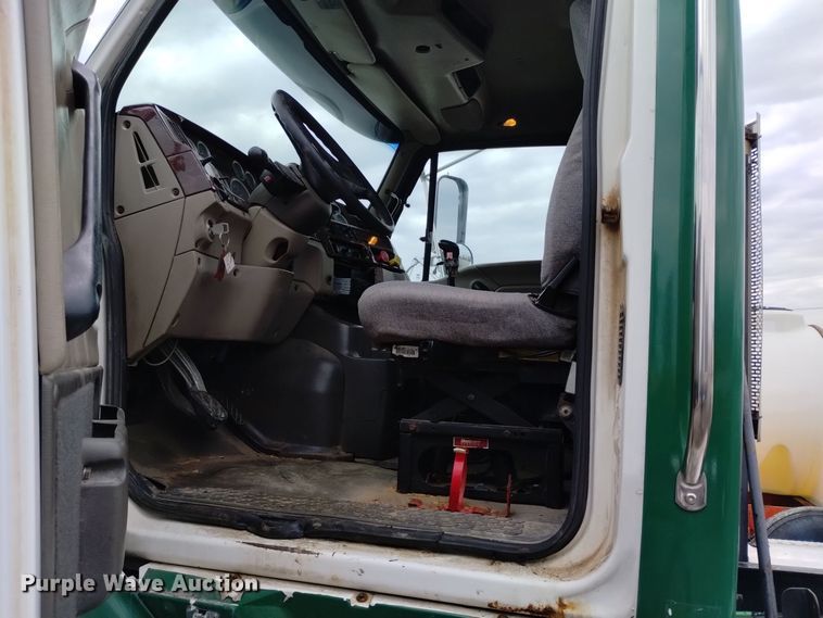 image for item EH0081 2006 Sterling  AT9500 truck cab and chassis