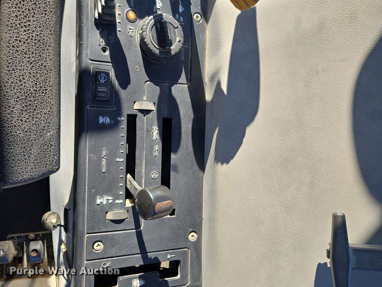 image for item EQ3921 1995 Case International  5240 MFWD tractor