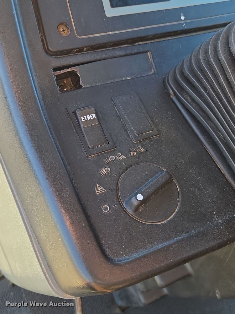 image for item EQ3921 1995 Case International  5240 MFWD tractor