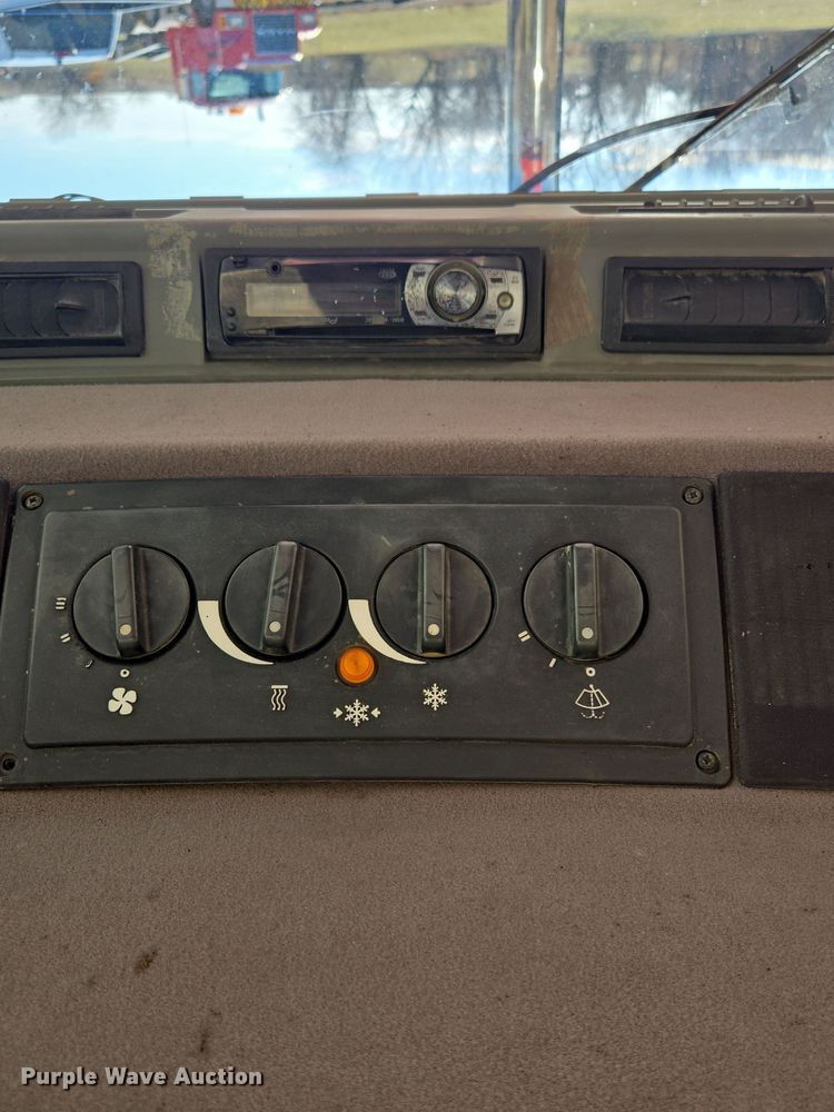 image for item EQ3921 1995 Case International  5240 MFWD tractor