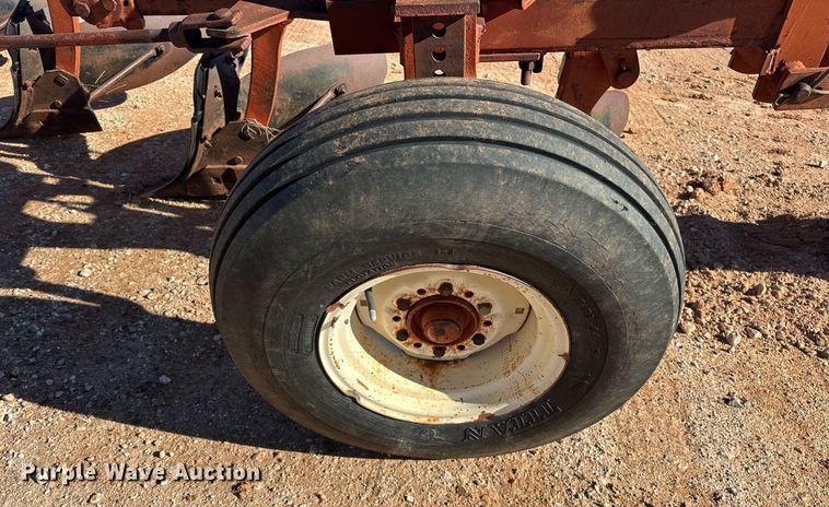 image for item ER4823 International ten bottom plow