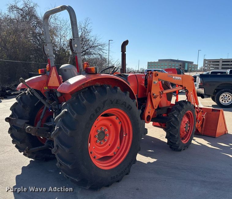 image for item EY9863 Kubota M7060D MFWD tractor