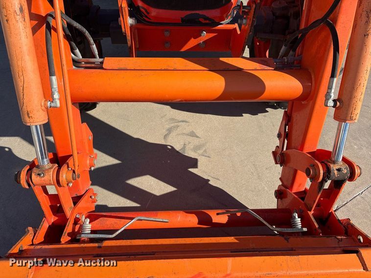 image for item EY9863 Kubota M7060D MFWD tractor