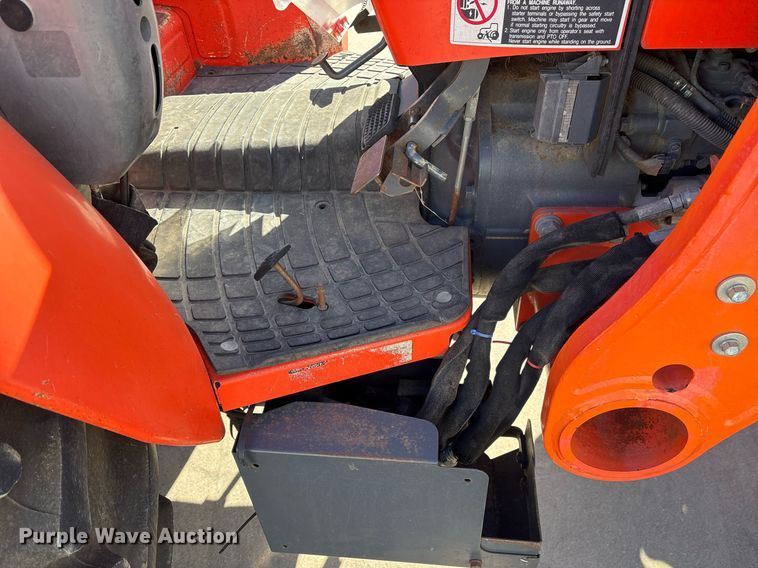 image for item EY9863 Kubota M7060D MFWD tractor