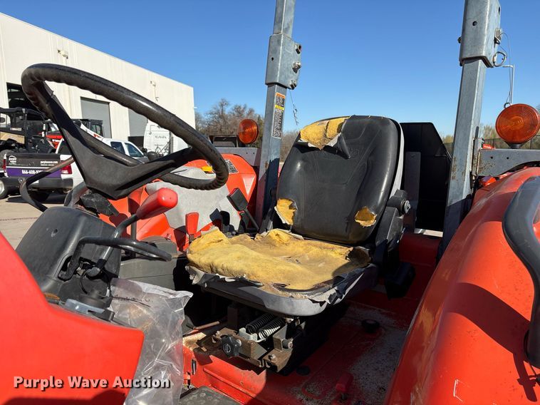 image for item EY9863 Kubota M7060D MFWD tractor