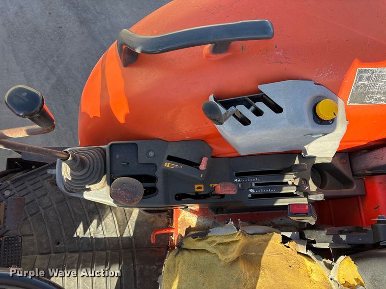 image for item EY9863 Kubota M7060D MFWD tractor