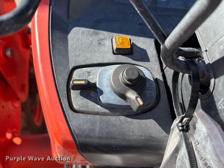 image for item EY9863 Kubota M7060D MFWD tractor