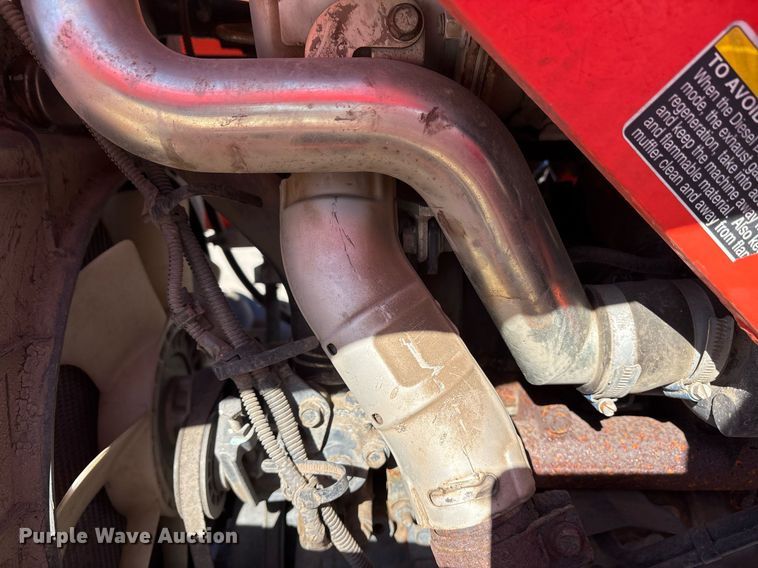 image for item EY9863 Kubota M7060D MFWD tractor